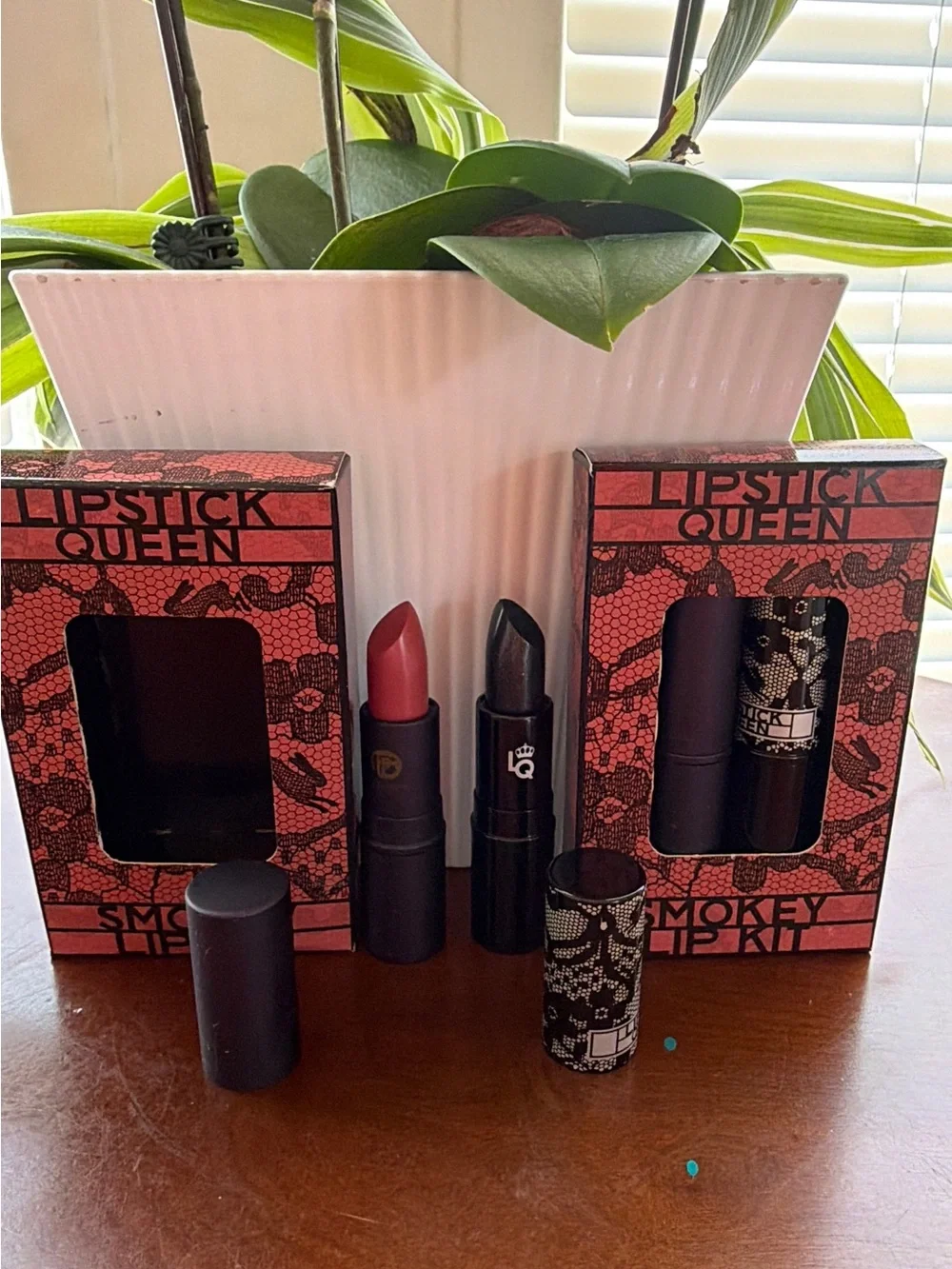 BUNDLO 2,Lipstick Queen Smokey Lip Kit — Soft Pink & Deep Black-Shimmer Lipstick